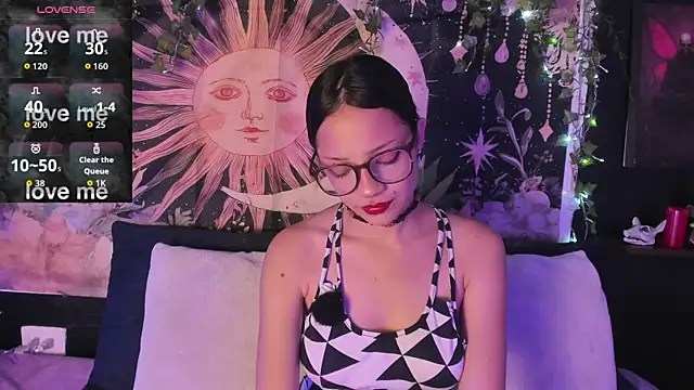 Snapshot of LaxiViolet chatting on August 1, 2026, 9:24 pm LaxiViolet online show from August 1, 2026, 9:24 pm