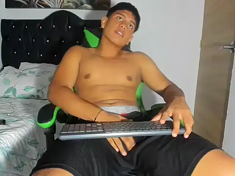 Snapshot of magnust_miller_ chatting on April 14, 2026, 1:43 am magnust miller online show from April 14, 2026, 1:43 am