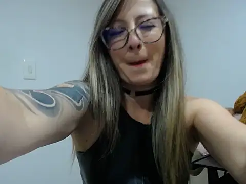 Snapshot of VALELUXX chatting on April 24, 2026, 11:18 pm VALELUXX online show from April 24, 2026, 11:18 pm