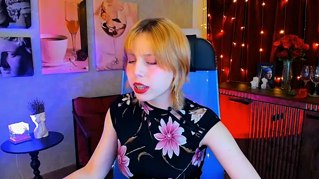 Snapshot of VivienneHebert chatting on April 20, 2026, 12:41 pm VivienneHebert online show from April 20, 2026, 12:41 pm