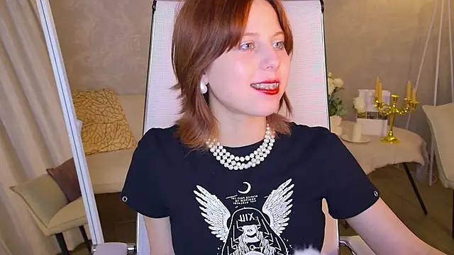 Snapshot of VivienneHebert chatting on May 19, 2026, 1:56 am VivienneHebert online show from May 19, 2026, 1:56 am