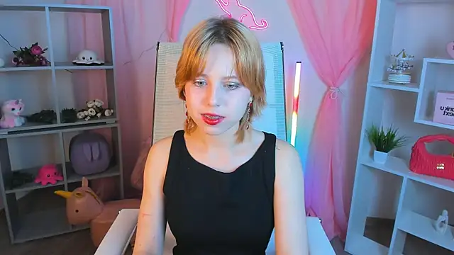 Snapshot of VivienneHebert chatting on April 27, 2026, 7:06 am VivienneHebert online show from April 27, 2026, 7:06 am