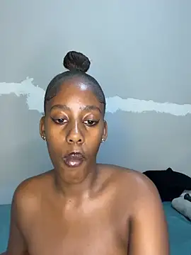 petite bee online show from April 18, 2026, 4:53 pm