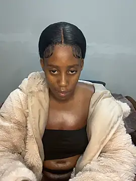 Snapshot of petite_bee chatting on July 6, 2026, 2:18 am petite bee online show from July 6, 2026, 2:18 am