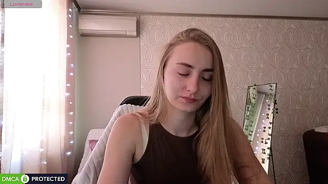 Snapshot of Your_Emily25 chatting on July 10, 2026, 1:05 am Your Emily25 online show from July 10, 2026, 1:05 am