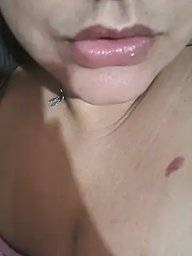 Snapshot of Luna-elle chatting on July 8, 2026, 11:49 pm Luna-elle online show from July 8, 2026, 11:49 pm