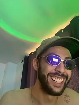 MaXWof00 online show from April 23, 2026, 7:48 pm