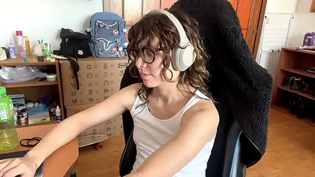 PillowPeachX online show from May 4, 2026, 2:42 pm