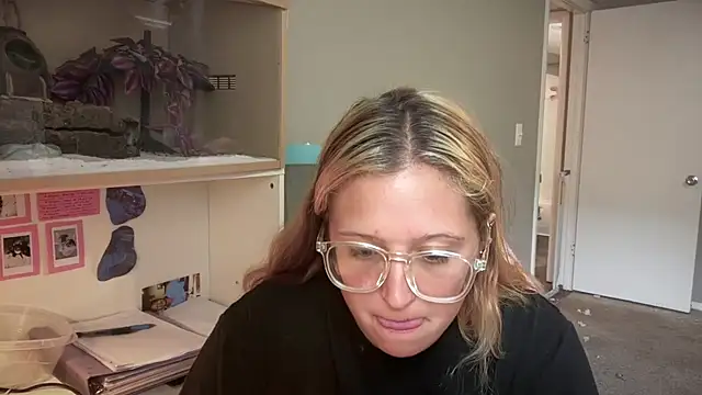 Snapshot of MUSCLEMOMMY1365 chatting on April 26, 2026, 2:58 pm MUSCLEMOMMY1365 online show from April 26, 2026, 2:58 pm