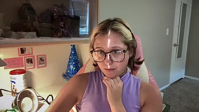 MUSCLEMOMMY1365 online show from June 26, 2026, 11:10 pm