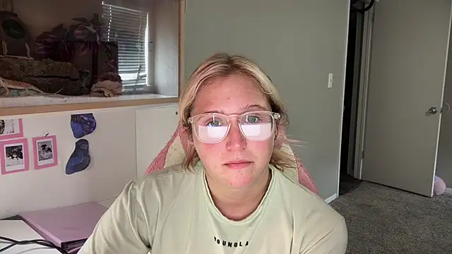 MUSCLEMOMMY1365 online show from May 25, 2026, 7:12 pm