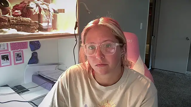 Snapshot of MUSCLEMOMMY1365 chatting on May 12, 2026, 3:51 pm MUSCLEMOMMY1365 online show from May 12, 2026, 3:51 pm