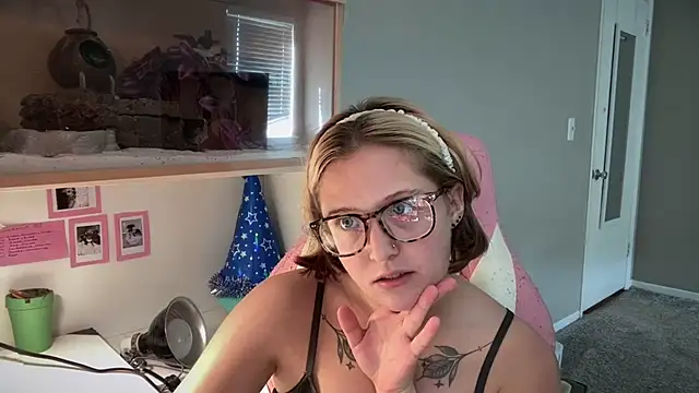 MUSCLEMOMMY1365 online show from June 27, 2026, 8:26 pm