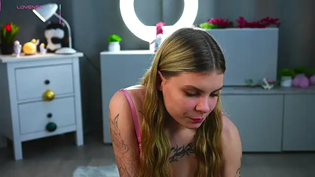 Snapshot of LesleeOpenshaw chatting on April 15, 2026, 7:58 pm LesleeOpenshaw online show from April 15, 2026, 7:58 pm