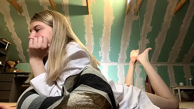 Skinny girl  online show from May 9, 2026, 6:11 pm
