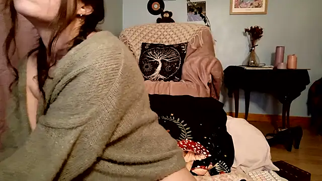 Snapshot of missclochette chatting on August 4, 2026, 6:34 pm missclochette online show from August 4, 2026, 6:34 pm