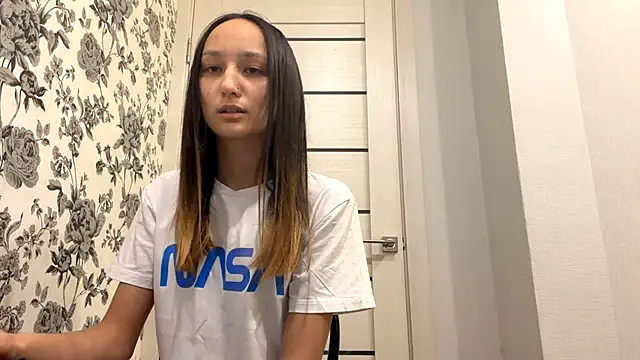 Snapshot of VolatileDear chatting on April 15, 2026, 4:44 pm VolatileDear online show from April 15, 2026, 4:44 pm