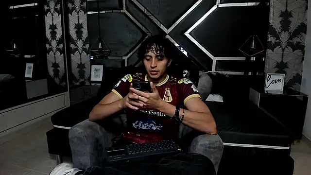 Snapshot of JayTaylorr chatting on April 24, 2026, 11:34 am JayTaylorr online show from April 24, 2026, 11:34 am