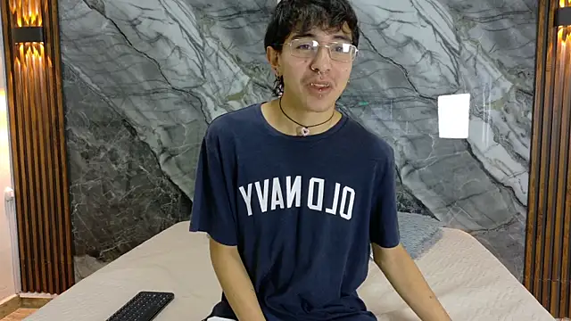 NoahWalker   online show from May 4, 2026, 11:02 am