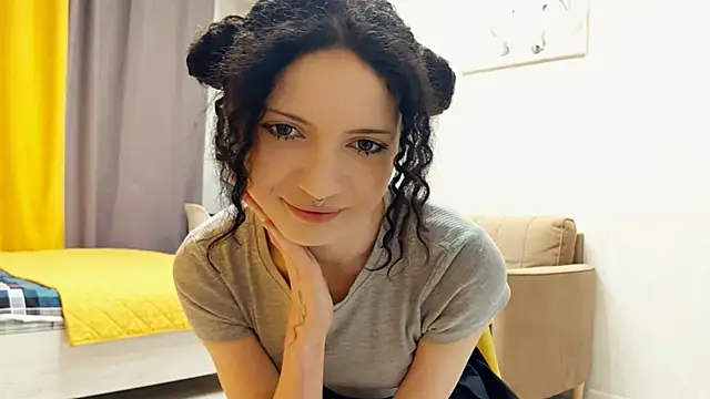 Snapshot of CinnamonCurl chatting on May 1, 2026, 11:21 pm CinnamonCurl online show from May 1, 2026, 11:21 pm