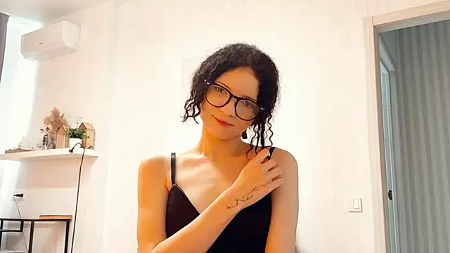 CinnamonCurl online show from April 22, 2026, 12:34 pm