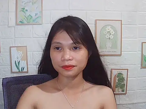 Snapshot of -Lucie-e chatting on June 8, 2026, 2:01 am -Lucie-e online show from June 8, 2026, 2:01 am