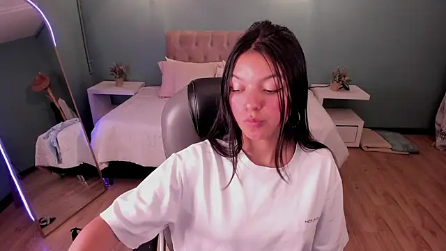 Snapshot of Camii_bunnie chatting on April 28, 2026, 4:17 am Camii bunnie online show from April 28, 2026, 4:17 am
