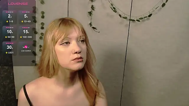 Snapshot of Lina_Wi chatting on April 30, 2026, 8:16 pm Lina Wi online show from April 30, 2026, 8:16 pm