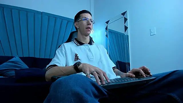 Snapshot of OliverThompsonJS chatting on June 13, 2026, 3:37 am OliverThompsonJS online show from June 13, 2026, 3:37 am