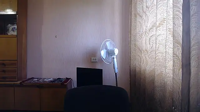 Snapshot of AlinaxJames chatting on July 9, 2026, 8:04 am AlinaxJames online show from July 9, 2026, 8:04 am