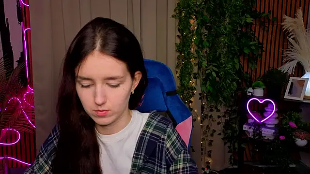 EmiliaDent online show from April 24, 2026, 1:02 pm