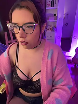 Snapshot of AliceMtz chatting on May 19, 2026, 9:44 pm AliceMtz online show from May 19, 2026, 9:44 pm