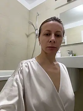 Snapshot of Mira_Luna chatting on May 5, 2026, 5:10 am Mira Luna online show from May 5, 2026, 5:10 am