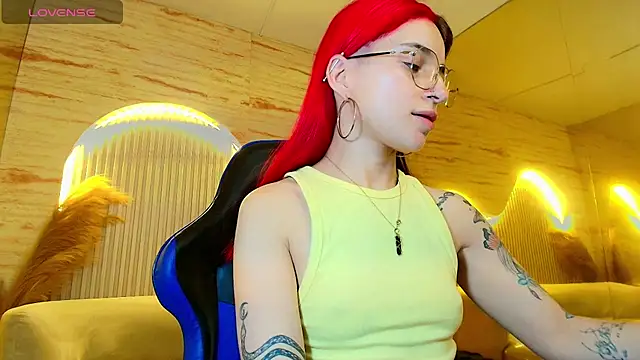 Snapshot of Moon_Red_r chatting on May 27, 2026, 12:45 pm Moon Red r online show from May 27, 2026, 12:45 pm