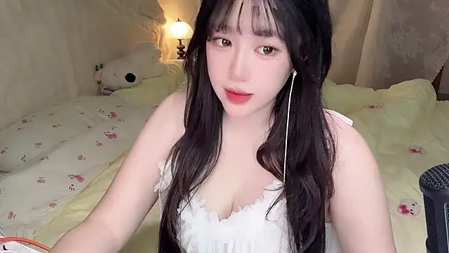 SweetButWildbaby online show from May 12, 2026, 2:12 pm
