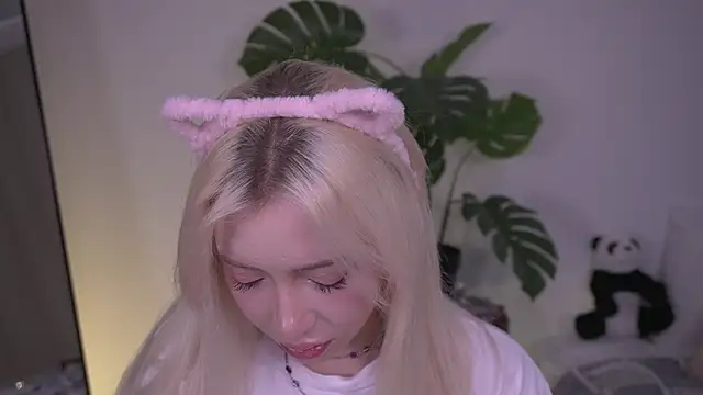 KitsuWaifu online show from April 21, 2026, 2:34 pm