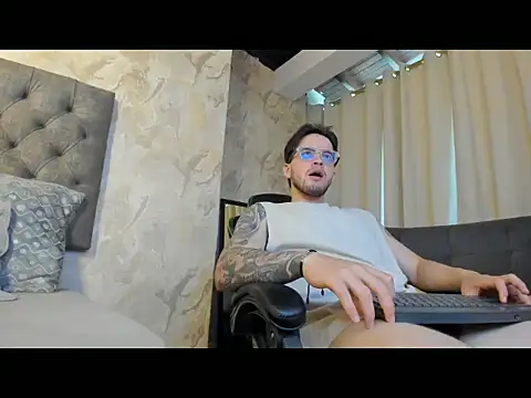 Snapshot of RONNY_COLTON chatting on May 31, 2026, 2:23 pm RONNY COLTON online show from May 31, 2026, 2:23 pm
