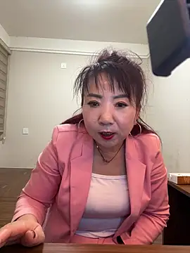 lucy-698 online show from May 2, 2026, 12:32 pm