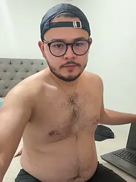Snapshot of SubBoy_bear chatting on April 24, 2026, 2:35 am SubBoy bear online show from April 24, 2026, 2:35 am