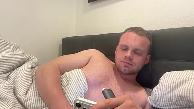 hallihallo12343 online show from April 21, 2026, 9:10 pm