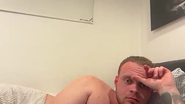 hallihallo12343 online show from April 20, 2026, 10:11 pm