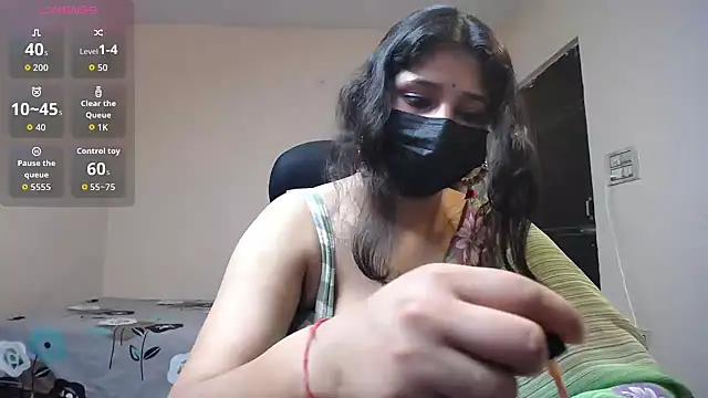 Snapshot of -Queenie chatting on May 17, 2026, 8:31 pm -Queenie online show from May 17, 2026, 8:31 pm