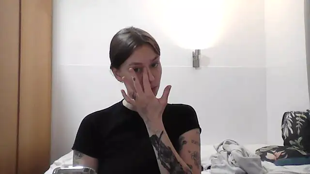 Snapshot of JuicyErika chatting on June 19, 2026, 9:20 pm JuicyErika online show from June 19, 2026, 9:20 pm