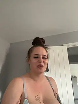 Snapshot of Poppylooloo chatting on June 21, 2026, 1:06 pm Poppylooloo online show from June 21, 2026, 1:06 pm