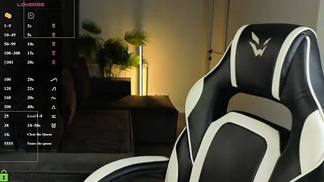 Snapshot of Leslie_Scott chatting on July 14, 2026, 1:05 am Leslie Scott online show from July 14, 2026, 1:05 am