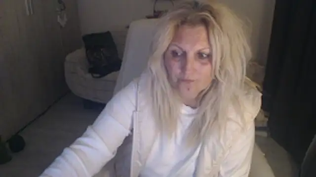 Snapshot of Divineblond chatting on April 8, 2026, 9:27 pm Divineblond online show from April 8, 2026, 9:27 pm