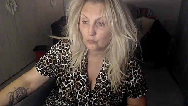 Snapshot of Divineblond chatting on April 16, 2026, 10:45 pm Divineblond online show from April 16, 2026, 10:45 pm