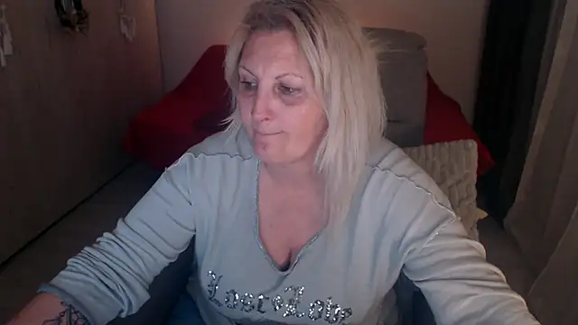 Snapshot of Divineblond chatting on April 1, 2026, 9:34 pm Divineblond online show from April 1, 2026, 9:34 pm