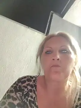 Snapshot of Divineblond chatting on May 7, 2026, 7:17 pm Divineblond online show from May 7, 2026, 7:17 pm