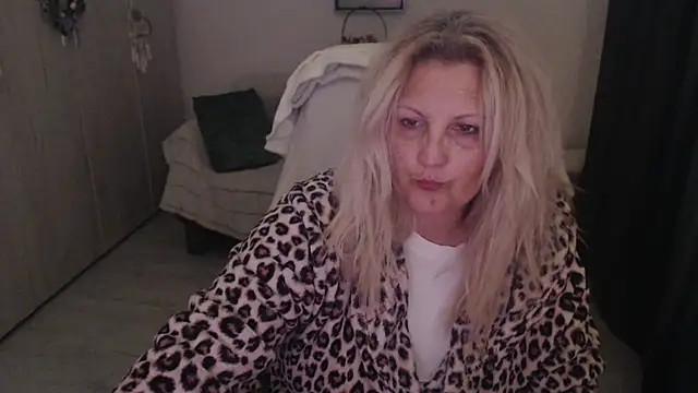 Snapshot of Divineblond chatting on April 9, 2026, 11:44 pm Divineblond online show from April 9, 2026, 11:44 pm